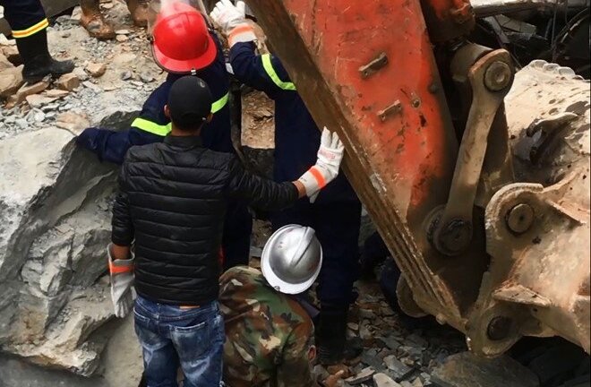 Đang lái máy múc, tài xế bị tảng đá đè chết