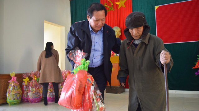 Người nghèo ở Quảng Bình xúc động nhận quà Tết từ Bộ trưởng Trương Minh Tuấn