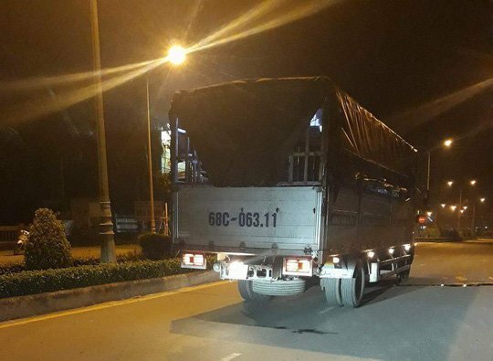 Xe máy va chạm xe tải, 2 thanh niên chết thảm ngày cận Tết