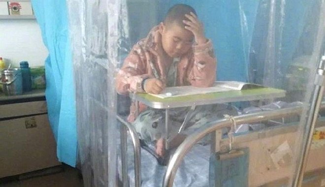 Cậu bé 9 tuổi mắc ung thư làm bài thi trên giường bệnh khiến dân mạng Trung Quốc xôn xao