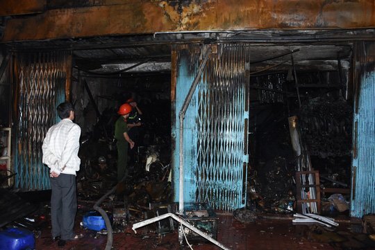 'Bà hỏa' thiêu rụi cửa hàng đồ điện khi cả nhà đi ăn tất niên