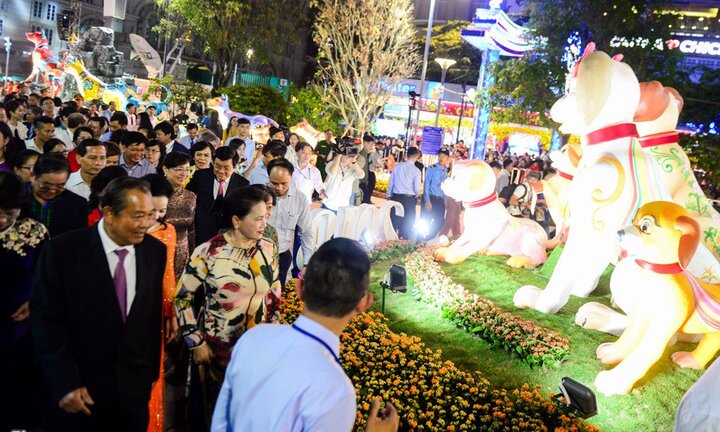 Ảnh: Đường hoa Nguyễn Huệ ken cứng người trong đêm khai mạc