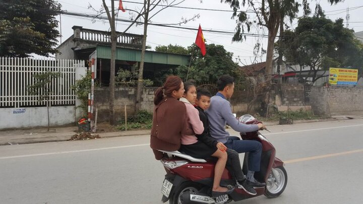 Vắng bóng CSGT, dân thản nhiên đầu trần 'cưỡi' xe máy vi vu chúc Tết