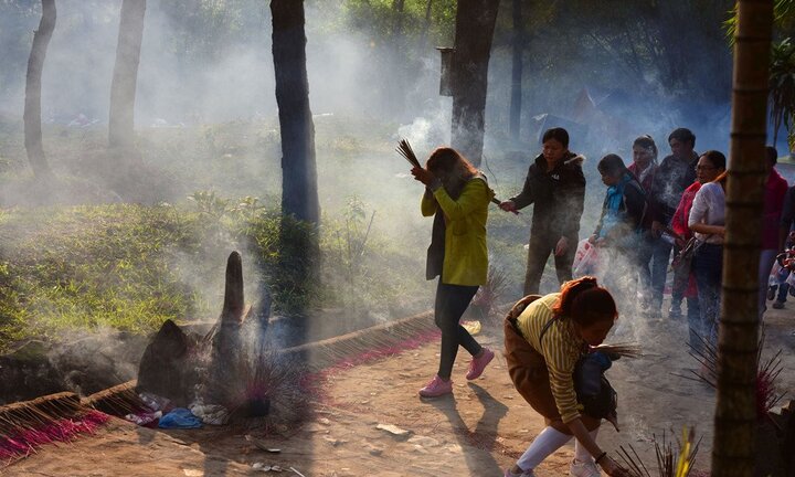 Ảnh: Khói hương nghi ngút không mở nổi mắt, rác xả vô tội vạ ở chốn linh thiêng ngày đầu năm mới