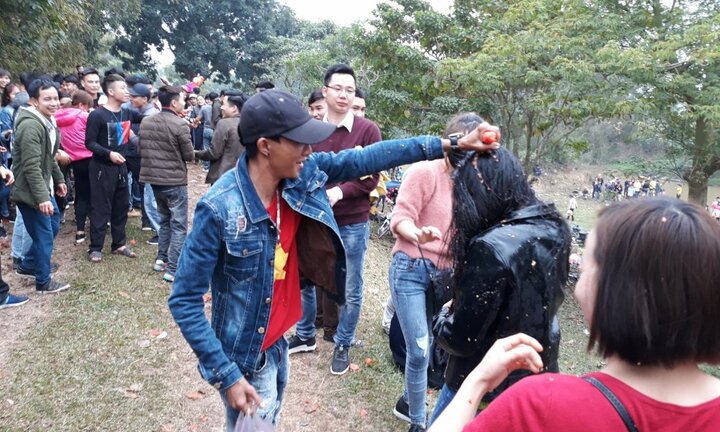 Ảnh: Độc đáo phiên chợ ném cà chua một năm chỉ họp một lần ở Thanh Hóa