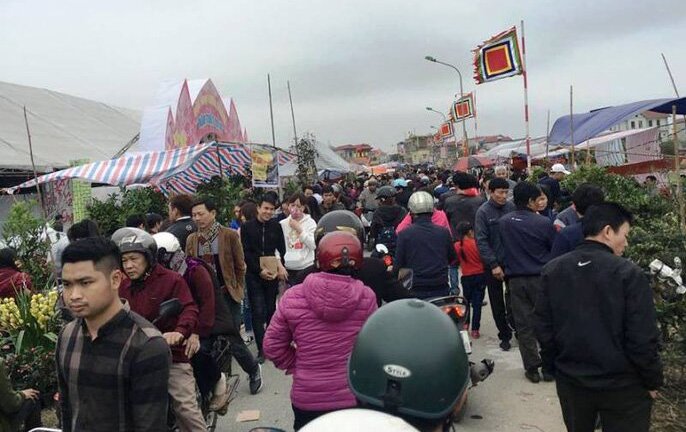 Dòng người ùn ùn đổ về chợ Viềng Nam Định trước giờ khai hội