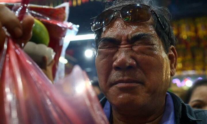 Ảnh: Dòng người nhễ nhại mồ hôi, chen lấn trong lễ chùa Bà Bình Dương