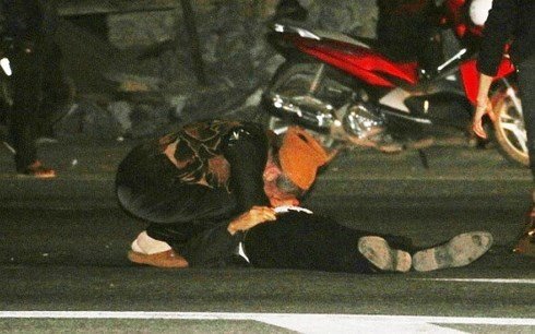 Cụ bà đau đớn ôm thi thể chồng bị xe đầu kéo cán chết