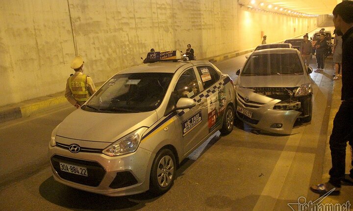 4 ô tô tông nhau liên hoàn trong hầm chui ở Hà Nội