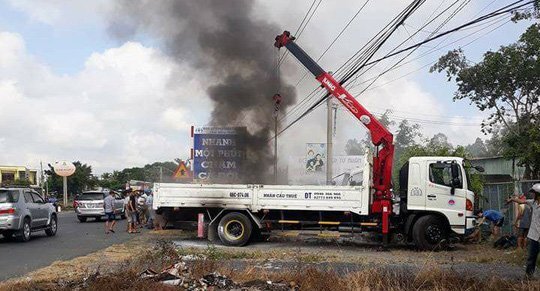 Lái cần cẩu chạm dây điện, tài xế thiệt mạng