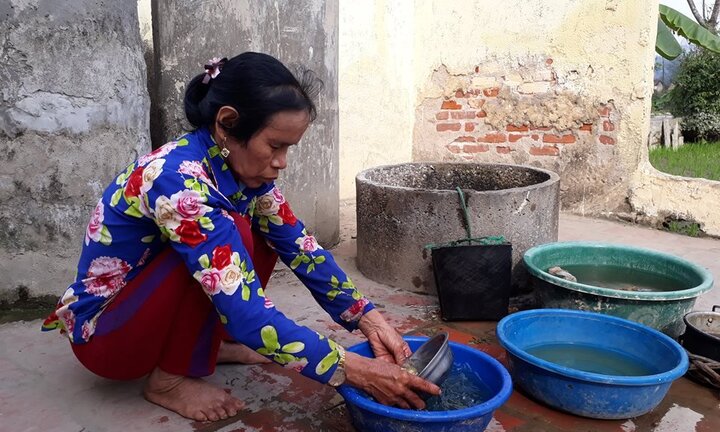 Mẹ ca sĩ Châu Việt Cường: 'Tết nó đưa tôi 5 triệu, rồi vay mẹ lại 2 triệu đi chơi'