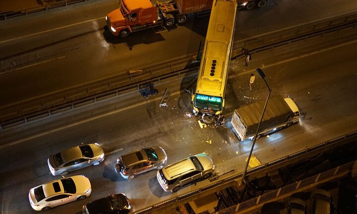 Xe khách tông gãy lan can, đường vành đai 3 tắc dài cả hai chiều