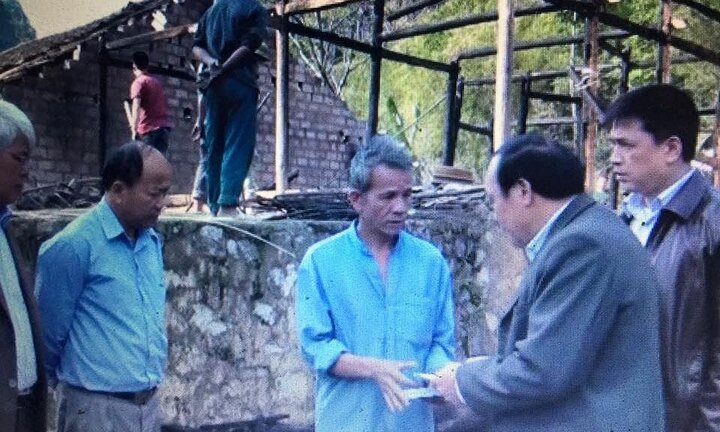 Căn nhà gỗ cháy dữ dội, ông ôm 2 cháu chạy ra ngoài may mắn thoát chết