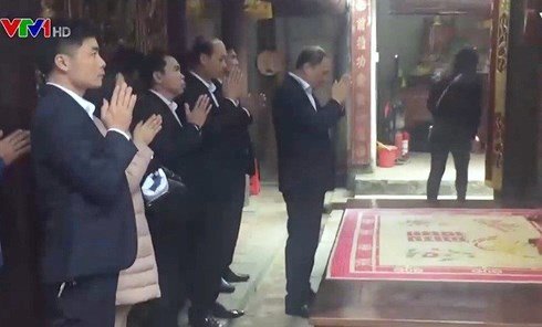 Cán bộ đi lễ chùa trong giờ hành chính: Công bộc của dân sao tùy tiện bỏ làm?