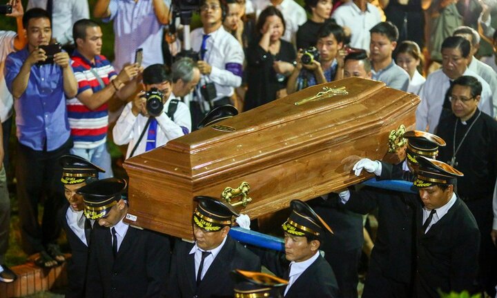 Ảnh: Giáo dân Sài Gòn nghẹn ngào đón linh cữu cố Tổng giám mục Bùi Văn Đọc