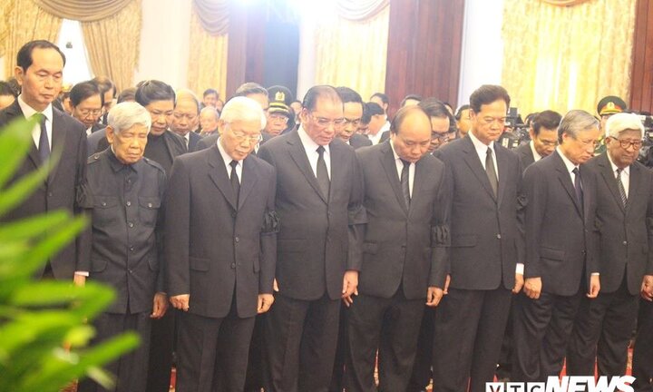 Tổng Bí thư Nguyễn Phú Trọng đến viếng, viết lời tiếc thương nguyên Thủ tướng Phan Văn Khải