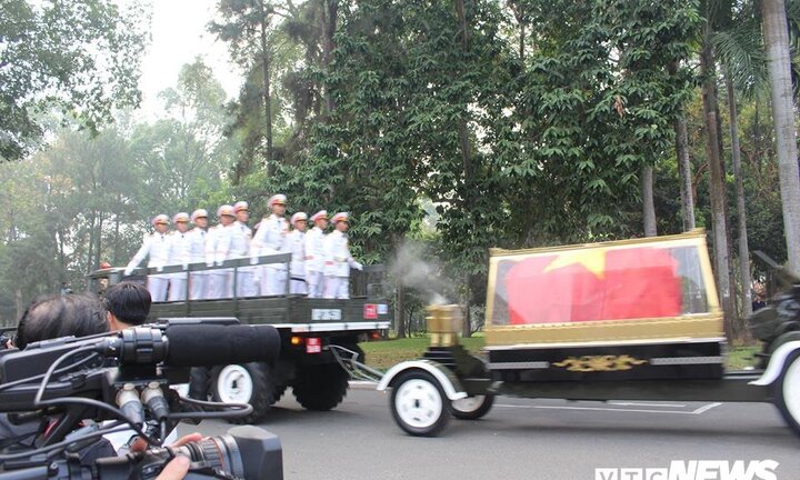 Linh xa đưa linh cữu nguyên Thủ tướng Phan Văn Khải về đất mẹ Củ Chi