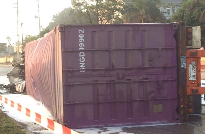 Xe container lật nhào rồi bốc cháy, 2 người chết trong cabin