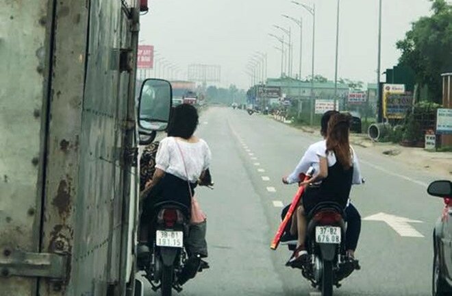 Nam thanh nữ tú đầu trần chạy xe máy dàn hàng ngang rước dâu trên quốc lộ
