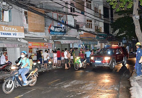 Nam thanh niên lao vào căn nhà rực lửa cứu nạn nhân ra ngoài