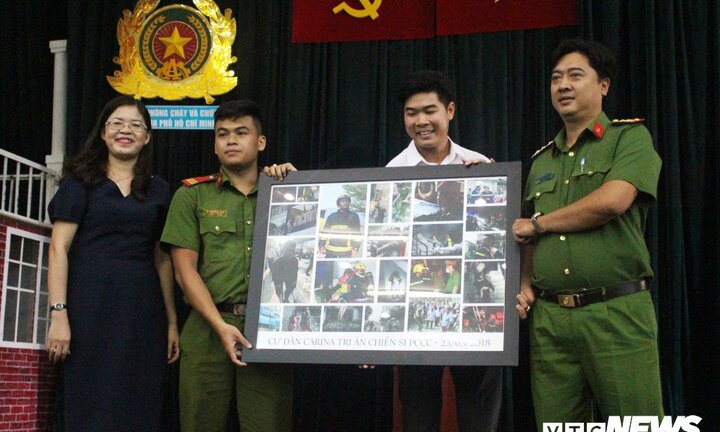 Cảnh sát Phòng cháy chữa cháy xúc động nhận lời tri ân của cư dân Carina