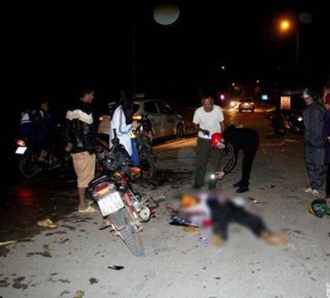Xe máy đấu đầu trên quốc lộ, 2 người chết, 3 người nguy kịch