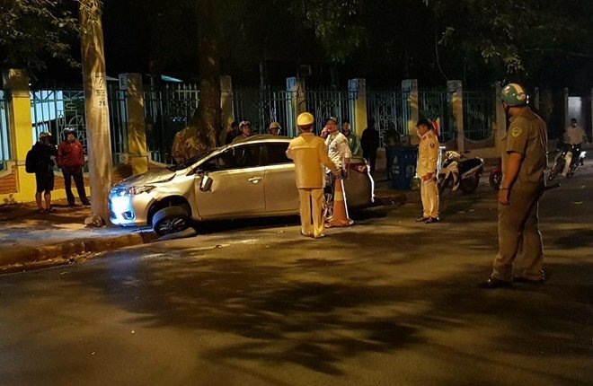 Ô tô 4 chỗ lấn làn tông xe máy, cả gia đình thương vong