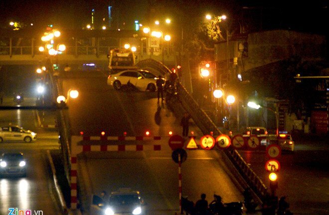 Ô tô Mercedes tông nát xe máy, cầu vượt Thái Hà tê liệt lúc rạng sáng
