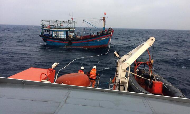 Đưa 13 ngư dân trên tàu cá trôi dạt trên biển vào bờ an toàn