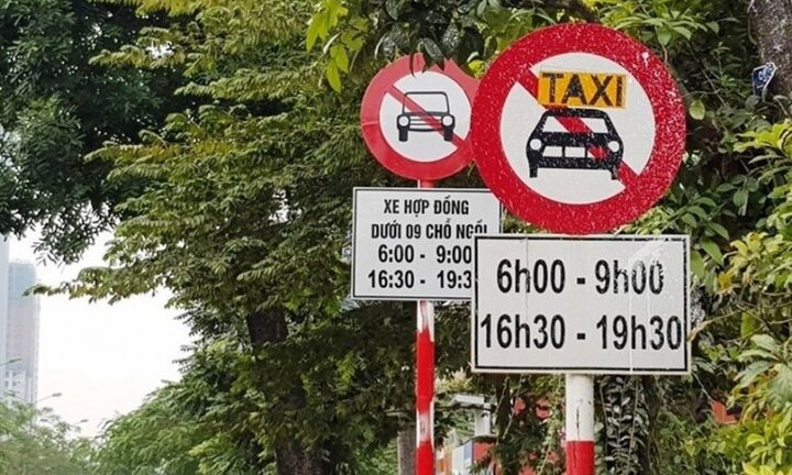 Tại sao Hà Nội không gỡ biển cấm taxi trên 11 tuyến phố?