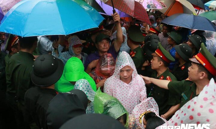 Ảnh: Hàng nghìn người đội mưa dự lễ Giỗ tổ Hùng Vương 2018