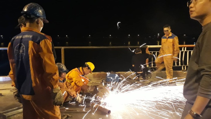 Xe Mercedes lao xuống sông Hồng, 2 người chết: Cầu Chương Dương thiếu an toàn trên làn hỗn hợp