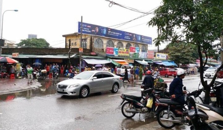 Lái xe máy đuổi chém tài xế ô tô sau va chạm giao thông