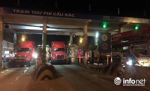 Xe đầu kéo dàn hàng tại trạm Cầu Rác phản đối giá vé 'cắt cổ'