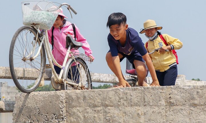 Ảnh: Học sinh liều mình đi qua cầu sắp sập ở Quảng Nam