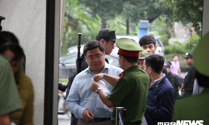 Những hình ảnh đầu tiên trong phiên tòa xét xử cựu trung tướng Phan Văn Vĩnh và đồng phạm
