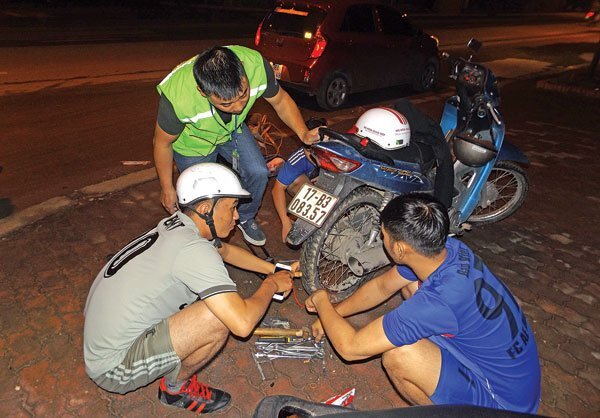 Đội cứu hộ giao thông lái ô tô 10km vá 1 miếng săm miễn phí