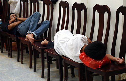 Sau trận sạt lở núi, người dân Nha Trang sống cảnh không nhà cửa, mất người thân, ai cho gì ăn nấy qua ngày