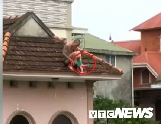 Khống chế kẻ đưa cháu bé 1 tuổi lên nóc nhà rồi ném xuống đất