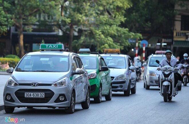 Bộ GTVT đề nghị Hà Nội không quy định 'khoác đồng phục' cho taxi