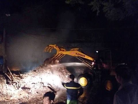 Lửa bốc cháy nghi ngút tại xưởng chế biến gỗ ở Thanh Hóa
