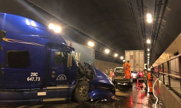 Hai xe đầu kéo húc nhau trong hầm Hải Vân, giao thông tê liệt hơn 2 tiếng đồng hồ