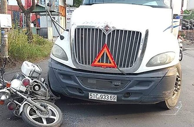 Bị CSGT yêu cầu dừng xe, tài xế xe đầu kéo tông hỏng xe mô tô đặc chủng