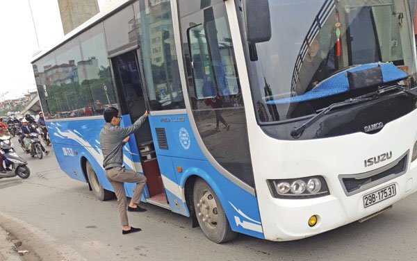 Xe dù, xe khách trá hình lộng hành quanh bến Mỹ Đình dịp cuối năm