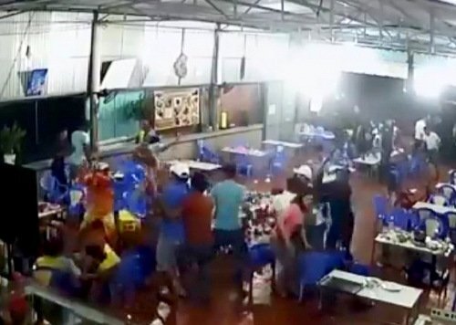 Đang ngồi ăn trong quán, hơn 10 người bị côn đồ xông vào chém loạn xạ