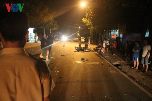 Ô tô bán tải tông văng 2 xe máy, tài xế rời khỏi hiện trường