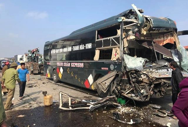 Hai xe khách tông nhau trên quốc lộ, hàng chục người hoảng loạn tìm cách thoát thân