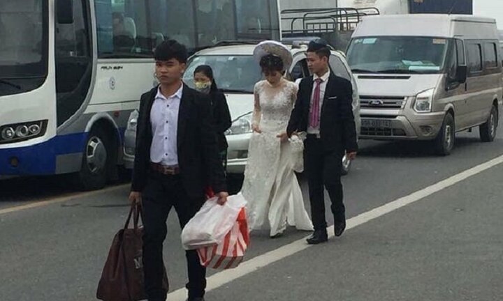 Tài xế vây kín đường phản đối trạm BOT Phả Lại, cô dâu chú rể phải xuống xe đi bộ