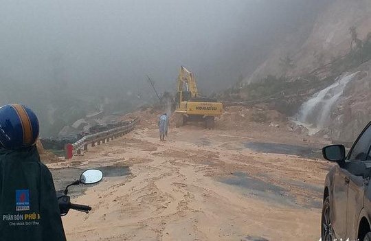 Đèo Khánh Lê nối Nha Trang - Đà Lạt sạt lở, giao thông tê liệt