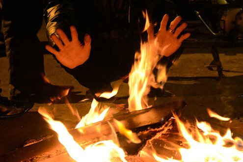 Rủ nhau vào trường học trộm tài sản, 3 'ma men' còn đốt lửa sưởi ấm